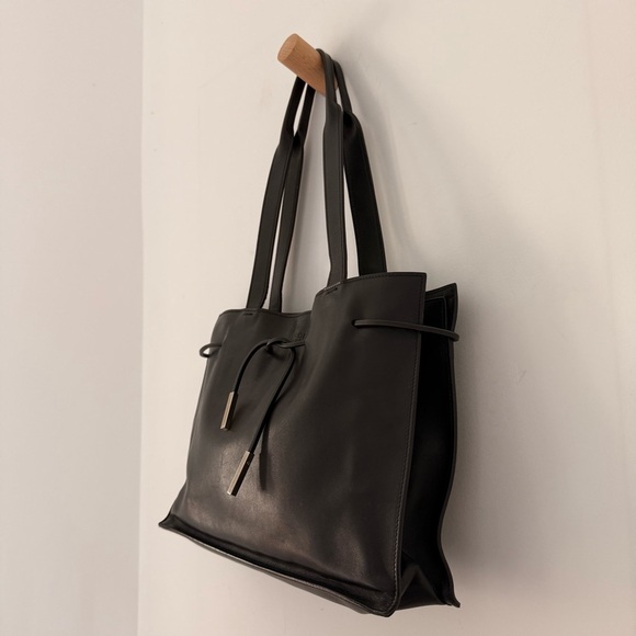 Vintage Gucci black leather drawstring medium shoulder tote bag - Picture 2 of 16